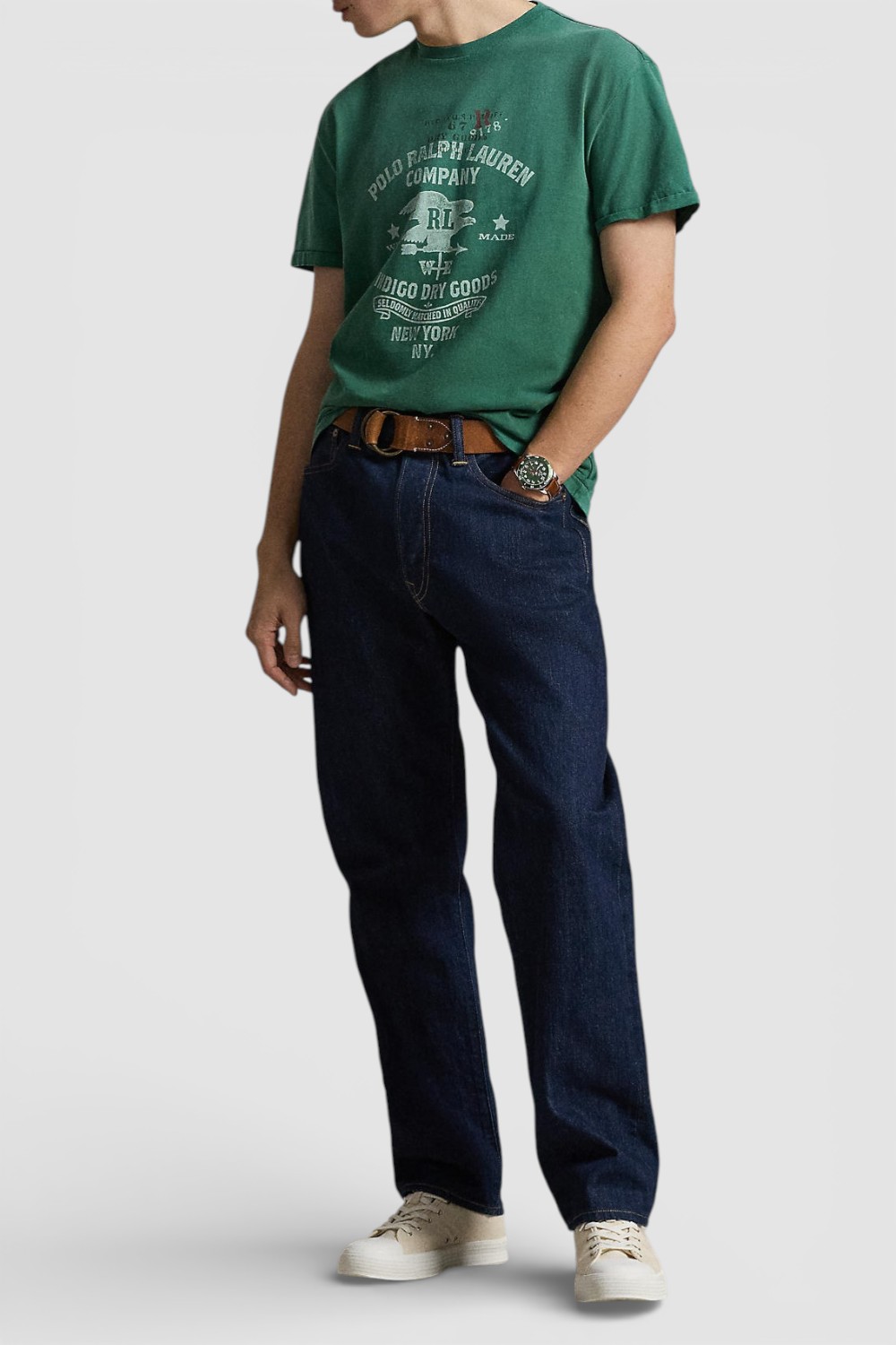 תמונת כל הלוק של חולצת טי